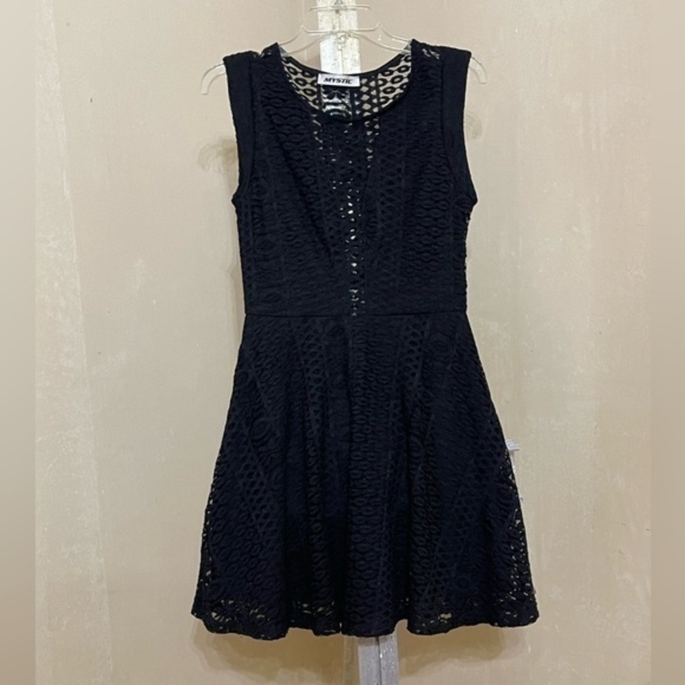 MYSTIC SLEEVELESS BLACK LACE DRESS